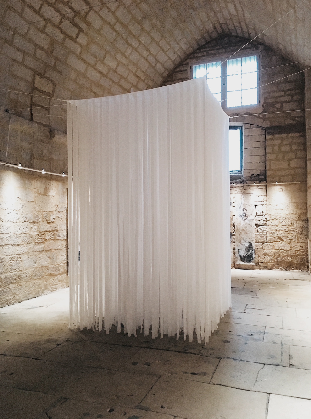 ulla-kern-installation-baender-raum-02