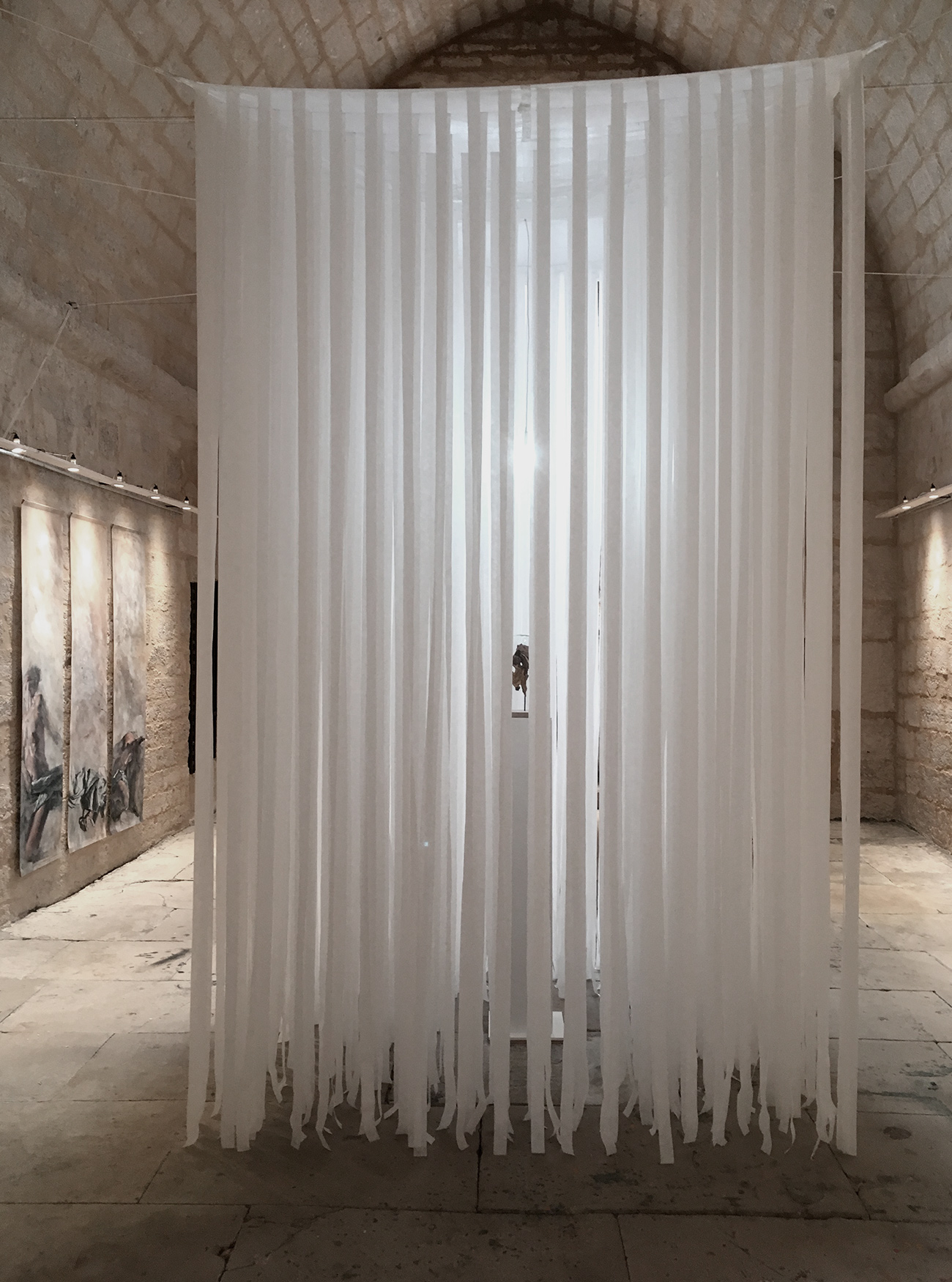 ullakern-installation-baender-raum-01